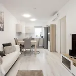 Bb - 2br With Parking Close To Centre דירה *