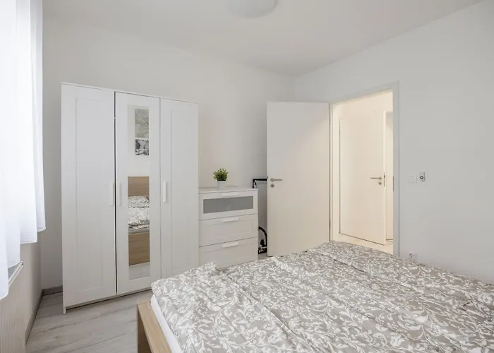Bb - 2br With Parking Close To Centre Lejlighed *