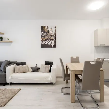 Bb - 2br With Parking Close To Centre *