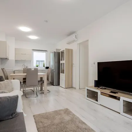 Apartment Bb - 2br With Parking Close To Centre *