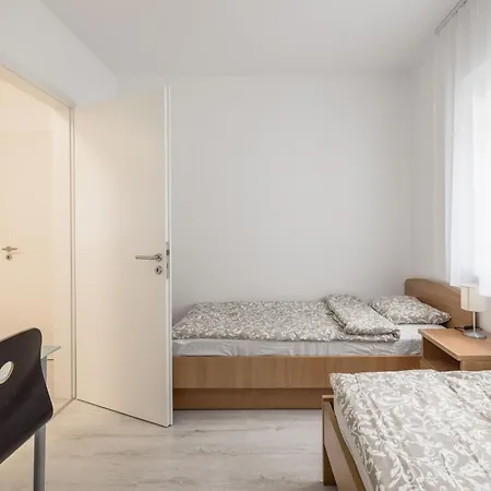 Bb - 2br With Parking Close To Centre *